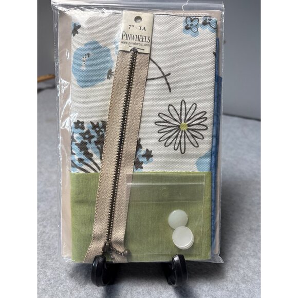 Basic Zipper Bag Kit by Pinwheels 7" Pattern By Maria Tamaoka Includes Fabric & - Picture 3 of 4